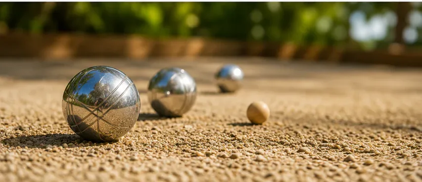 Boules de pétanque sur un terrain en sable stabilisé