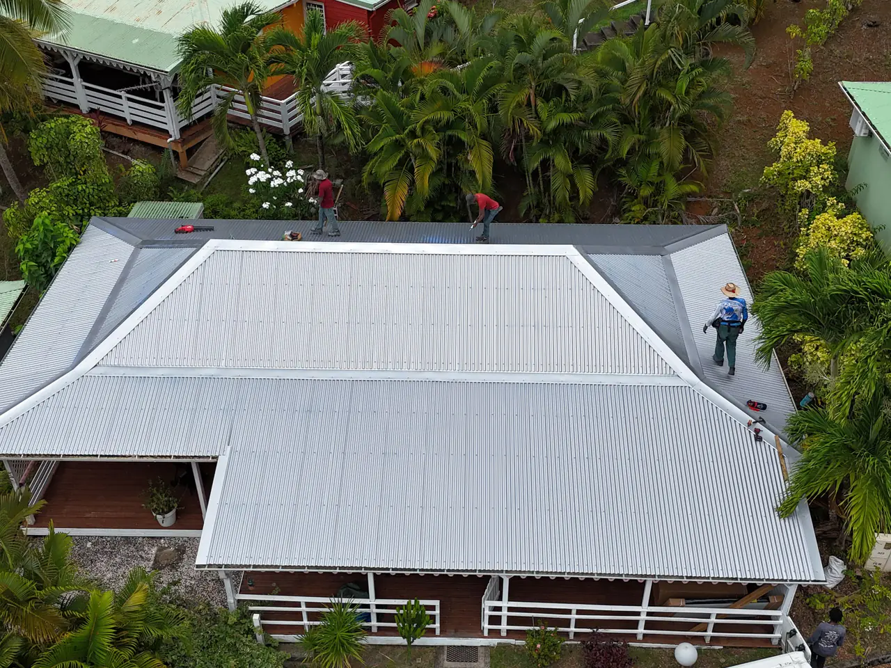 Équipe Zenith Eco lors de la pose de la toiture aluminium