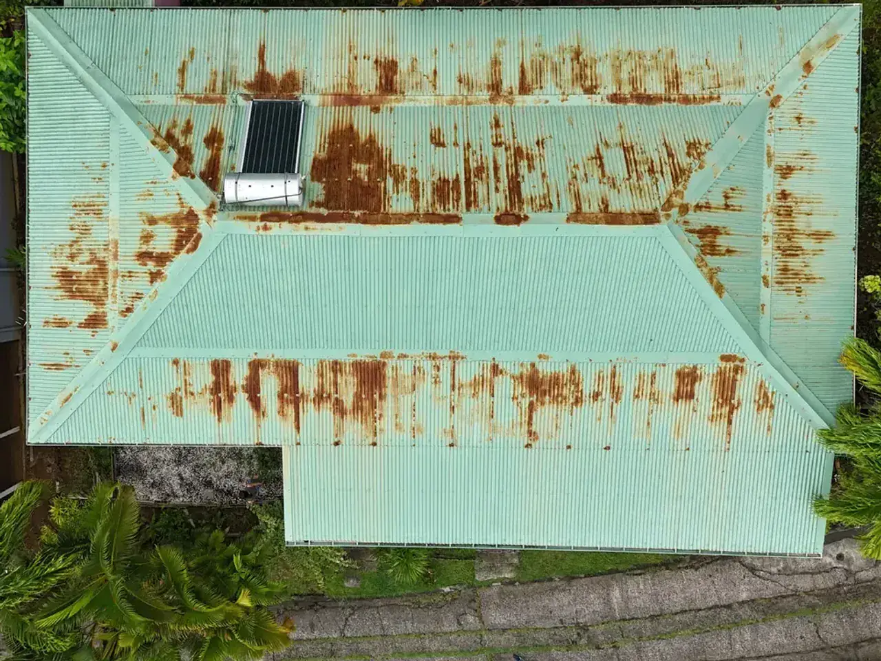 La même toiture en tôle corrodée avant rénovation, vue drone