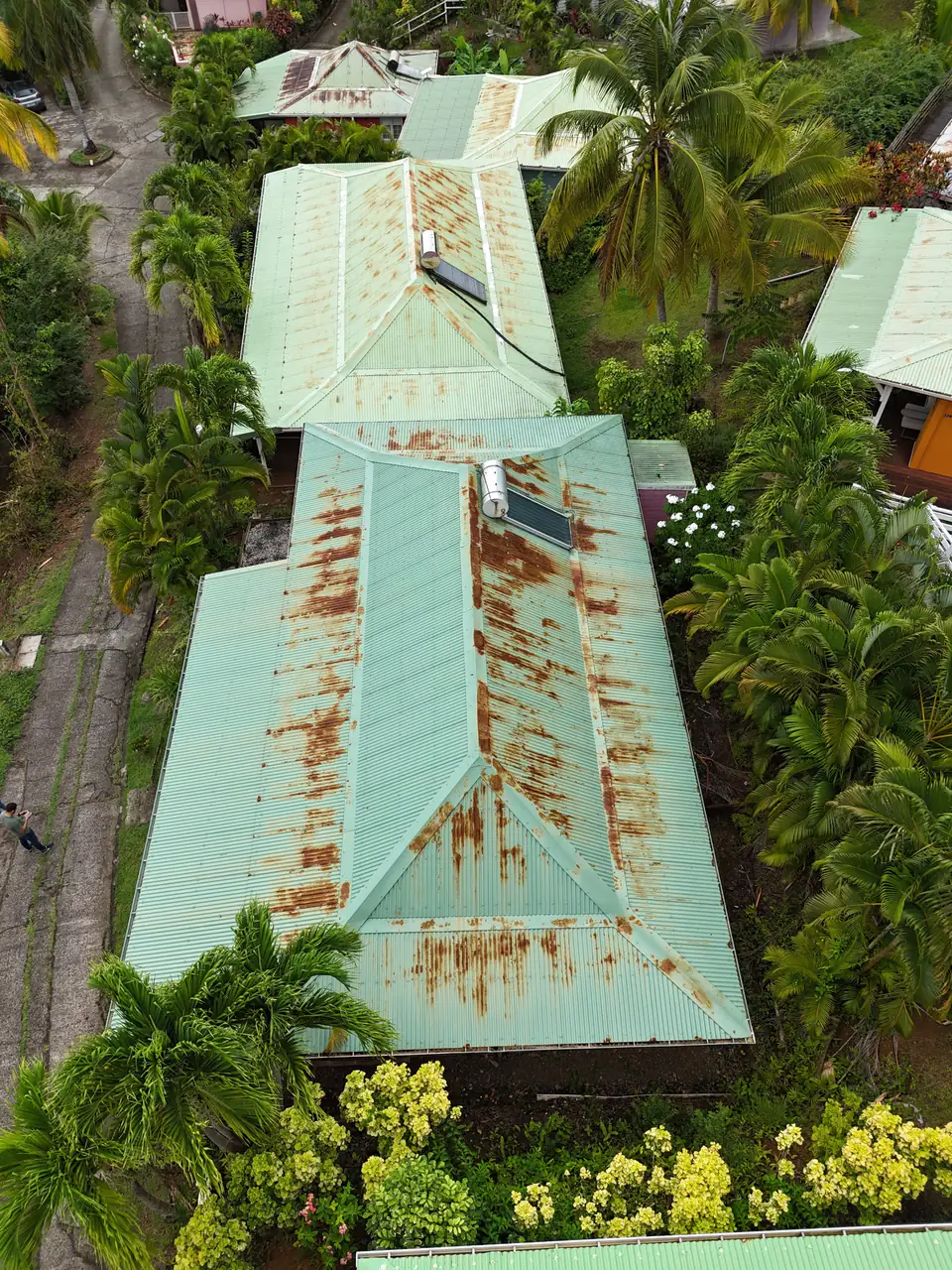 Toiture corrodée vue du ciel avant travaux, Sainte-Marie